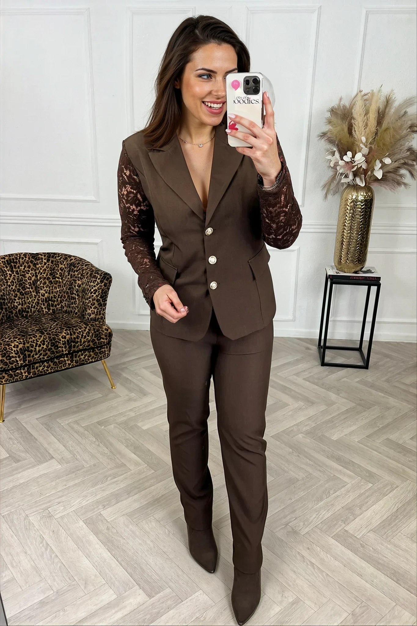 Isla - Bruin pak met kante mouwen!